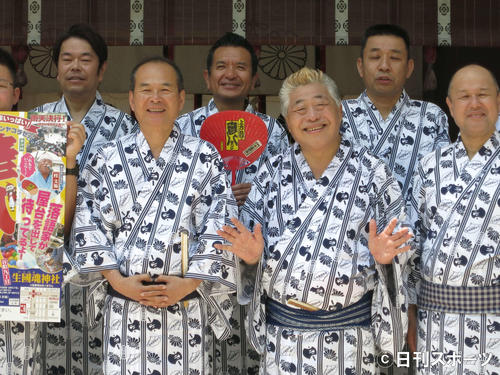 「第29回彦八まつり」の発表会見で、記念撮影する桂文福（中央右）と笑福亭仁智（中央左）（撮影・星名希実）