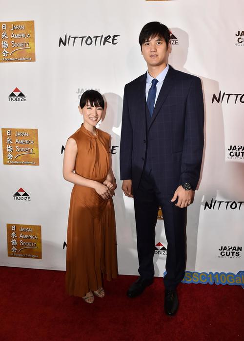 7月11日、日米協会の国際市民賞を授与され、近藤麻理恵さん（左）と記念写真に納まるエンゼルス大谷（撮影・菅敏）