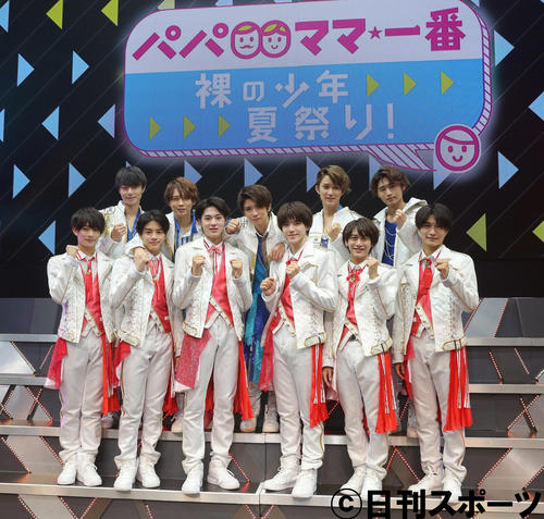 フォトセッションに応じる、前列左から「美　少年」の浮所飛貴、金指一世、佐藤龍我、岩崎大昇、藤井直樹、那須雄登。後列左からHiHi　Jets作間龍斗、井上瑞稀、高橋優斗、橋本涼、猪狩蒼弥