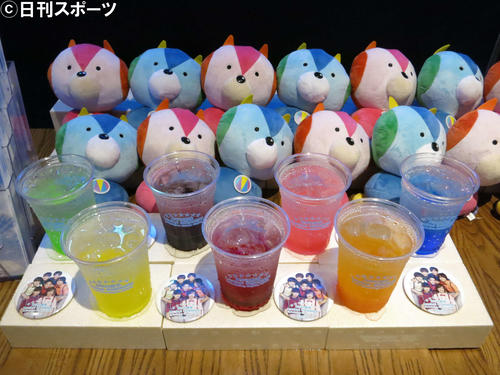 なにわ男子のメンバーカラーのオリジナルドリンクが缶バッジ付きで発売される（撮影・星名希実）
