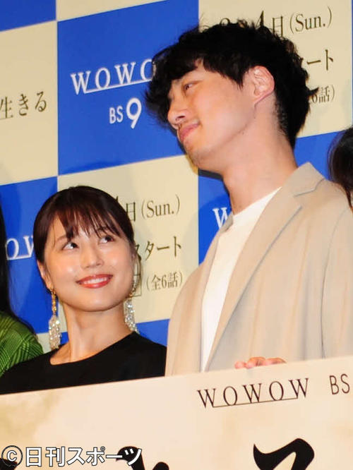 ドラマ「そして、生きる」の完成披露試写会の舞台あいさつを行った有村架純と坂口健太郎（撮影・松本久）