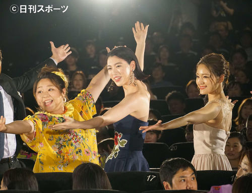 客席でダンス後ポーズを決める、左からやしろ優、三吉彩花、chay（撮影・遠藤尚子）