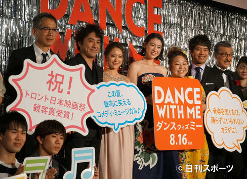 映画「ダンスウィズミー」ジャパンプレミア試写会に出席した、左から矢口史靖監督、ムロツヨシ、chay、三吉彩花、やしろ優、三浦貴大、宝田明（撮影・遠藤尚子）