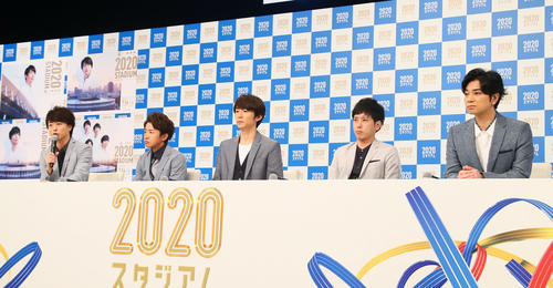 NHK「2020スタジアム」の会見で故ジャニー喜多川さんへの思いを語った櫻井翔（左端）。左から、1人おいて大野智、相葉雅紀、二宮和也、松本潤（撮影・足立雅史）