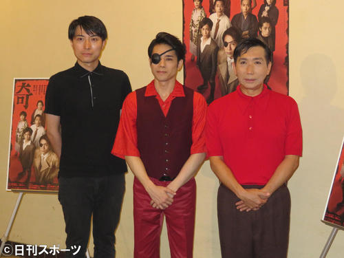 主演舞台の初日を迎えた五関晃一（中央）。左は中屋敷法仁氏、右は梶原善（撮影・横山慧）