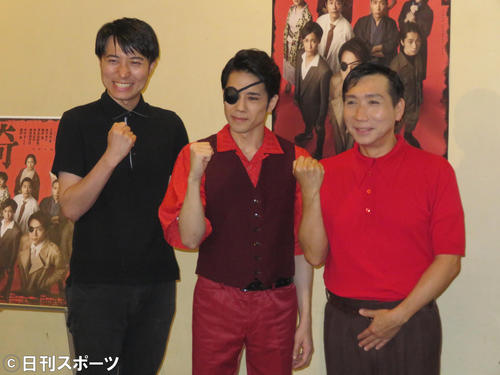 主演舞台の初日を迎えた五関晃一（中央）。左は中屋敷法仁氏、右は梶原善（撮影・横山慧）