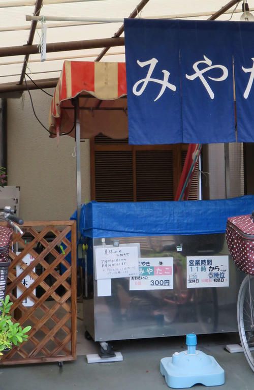 宮迫博之さんの実家で親族が開くたこ焼き店は休業だった（撮影・村上久美子）