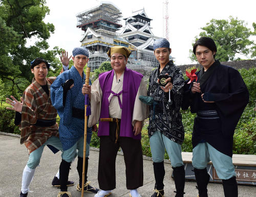 「ゴリ黄門」に出演する、左から田島将（ガンネン）、中村昌樹（九星隊）、ゴリけん、山口託矢（九星隊）、大木聡士（ガンネン）