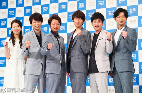 NHK「2020スタジアム」の会見で笑顔を見せる、左から和久田麻由子アナウンサー、嵐の櫻井翔、大野智、相葉雅紀、二宮和也、松本潤（撮影・足立雅史）