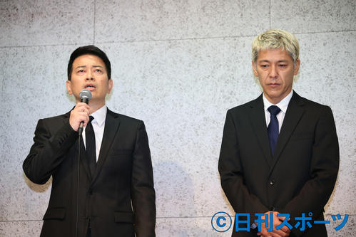 謝罪会見に臨む宮迫博之（左）と田村亮（撮影・河田真司）