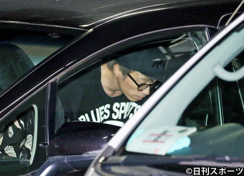 文化放送での生放送を終え、車に乗り込む田村淳（撮影・河野匠）