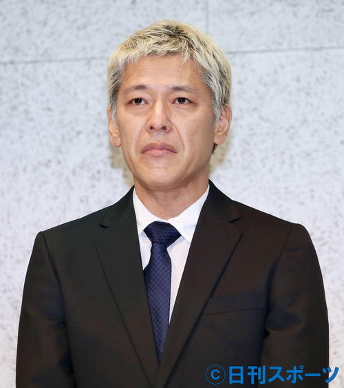 目に涙を浮かべ、宮迫博之の話を隣で聞く田村亮（撮影・河田真司）
