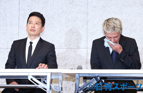 謝罪会見で、吉本興業契約解消までの経緯を涙ながらに説明する田村亮（右）の隣で、遠くを見つめながら話を聞く宮迫博之（撮影・河田真司）