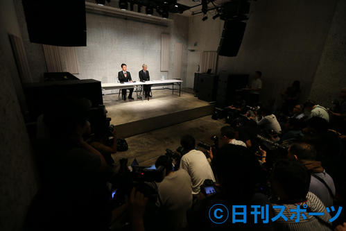 会見を開いた宮迫博之（左）と田村亮（撮影・大野祥一）
