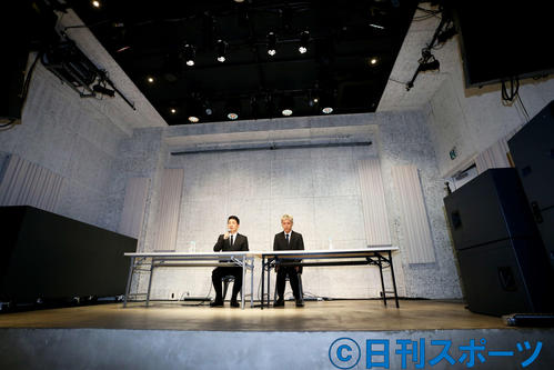 謝罪会見に臨む宮迫博之（左）と田村亮（撮影・河田真司）