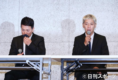 涙ながらに経緯説明及び、謝罪をする宮迫博之（左）と田村亮（撮影・河田真司）