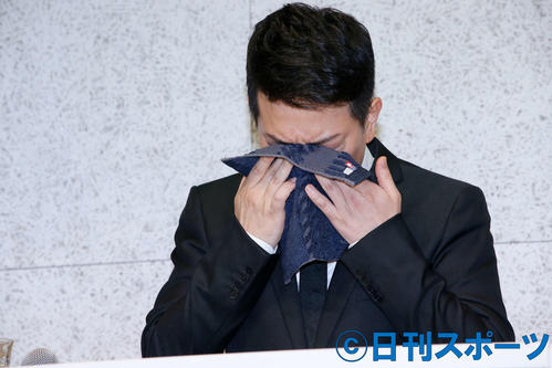 涙を流しながら吉本興業解消までの経緯説明及び、謝罪をする宮迫博之（撮影・河田真司）