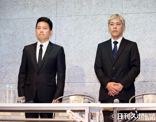 謝罪会見に臨む宮迫博之（左）と田村亮（撮影・河田真司）