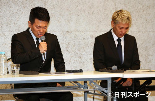 謝罪会見で涙ながらに語る宮迫博之（左）と田村亮（撮影・大野祥一）