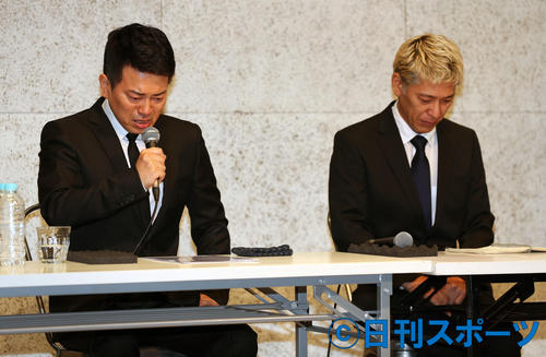 謝罪会見で涙ながらに語る宮迫博之（左）と田村亮（撮影・大野祥一）
