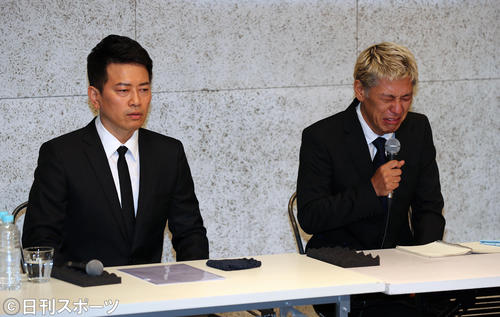 謝罪会見で号泣しながら話す田村亮（右）と宮迫博之（撮影・大野祥一）