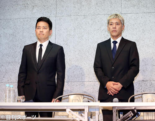 謝罪会見に臨む宮迫博之（左）と田村亮（撮影・河田真司）