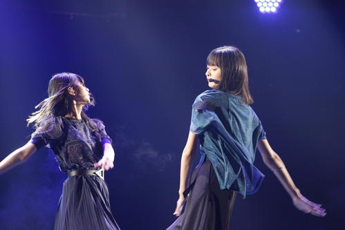 「他の星から」を2人でパフォーマンスした遠藤さくら（右）と齋藤飛鳥