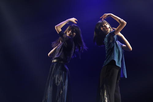 「他の星から」を2人でパフォーマンスした遠藤さくら（右）と齋藤飛鳥