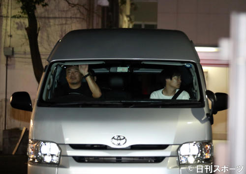 吉本興業から出る、ダウンタウンの松本人志を乗せたと思われる車（撮影・大野祥一）