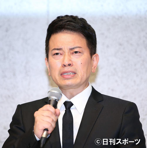 謝罪会見で、吉本興業契約解消までの経緯を涙ながらに説明する宮迫博之（撮影・河田真司）
