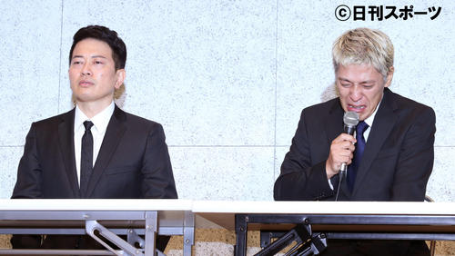 謝罪会見で涙ながらに経緯説明及び、謝罪をする宮迫博之（左）と田村亮（撮影・河田真司）
