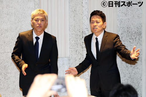 会見終了後に再登場し、身ぶり手ぶりをまじえて質問に答える宮迫博之（右）と田村亮（撮影・大野祥一）
