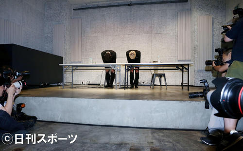 謝罪会見の終わりに深々と頭を下げる宮迫博之（左）と田村亮（撮影・河田真司）