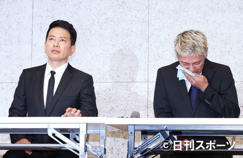 謝罪会見で、吉本興業契約解消までの経緯を涙ながらに説明する田村亮（右）の隣で、遠くを見つめながら話を聞く宮迫博之（撮影・河田真司）