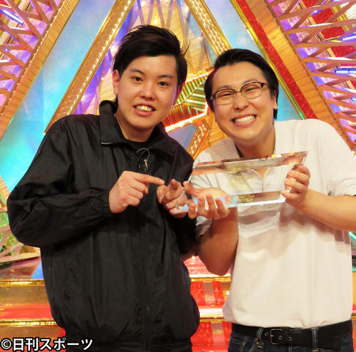 第40回ABCお笑いグランプリで優勝した「エンペラー」の安井祐弥（左）と、にしやま（撮影・村上久美子）