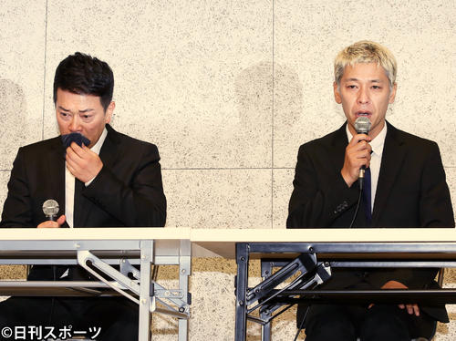 涙ながらに経緯説明及び、謝罪をする宮迫博之（左）と田村亮（2019年7月20日撮影）