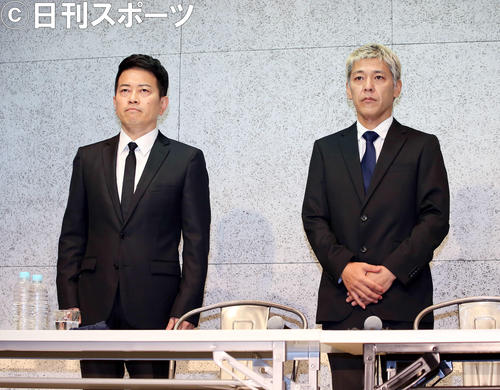 謝罪会見に臨む宮迫博之（左）と田村亮（2019年7月20日撮影）