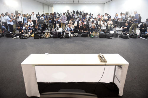 広々とした会場には白机の上にマイクが置かれている（撮影・横山健太）
