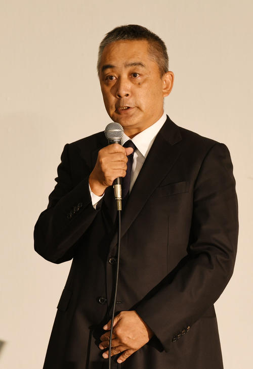 会見冒頭、騒動に関して謝罪する吉本興業の岡本昭彦社長（撮影・横山健太）