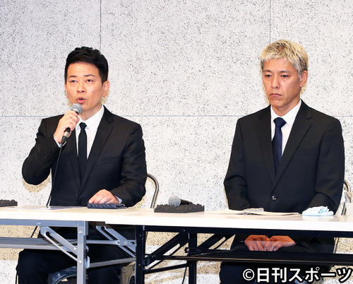 謝罪会見に臨む宮迫博之（左）と田村亮（2019年7月20日撮影）