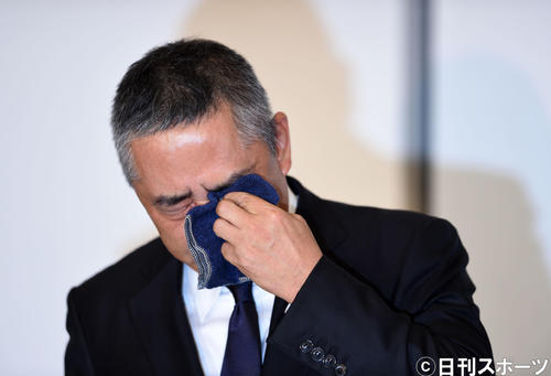 会見で涙を流す吉本興業の岡本昭彦社長（撮影・横山健太）