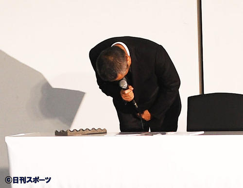 会見冒頭、騒動に関して謝罪する吉本興業の岡本昭彦社長（撮影・横山健太）