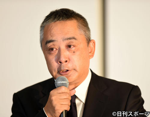 会見で涙を流す吉本興業の岡本昭彦社長（撮影・横山健太）