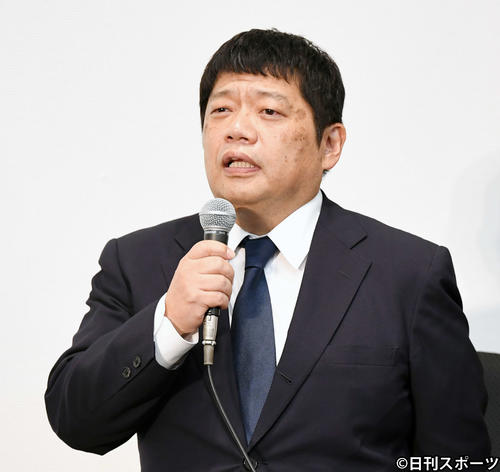 記者からの質問に応える吉本興業の藤原寛副社長（撮影・横山健太）