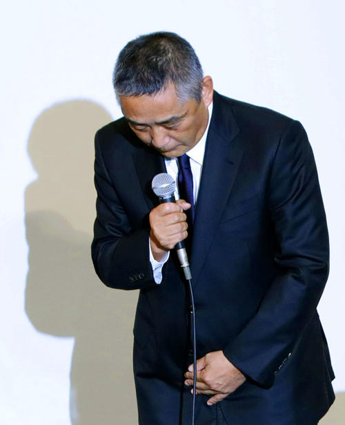 記者会見の冒頭、謝罪する吉本興業の岡本昭彦社長（共同）