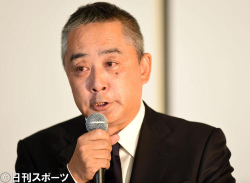 会見で涙を流す吉本興業の岡本昭彦社長（撮影・横山健太）