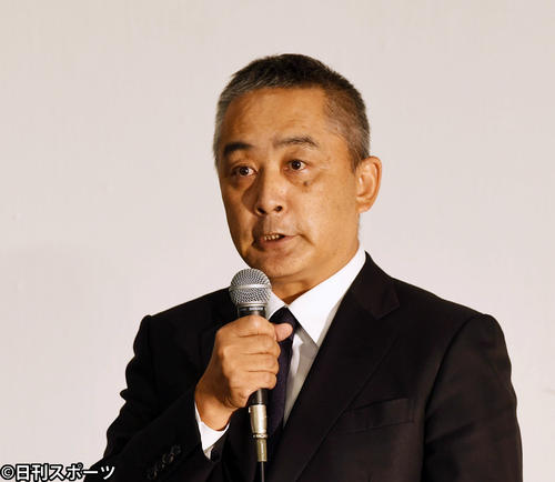会見冒頭、騒動に関して謝罪する吉本興業の岡本昭彦社長（撮影・横山健太）