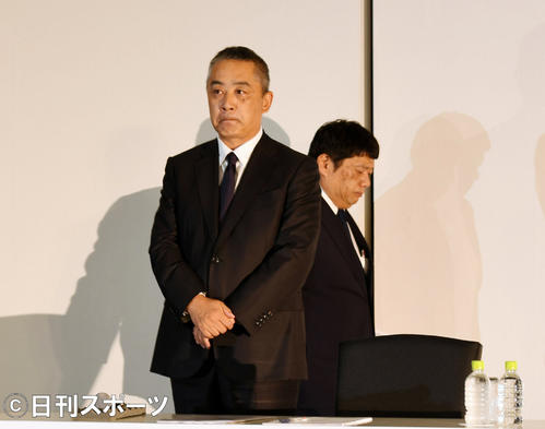 会見の席に着く吉本興業の岡本昭彦社長（左）と藤原寛副社長（撮影・横山健太）