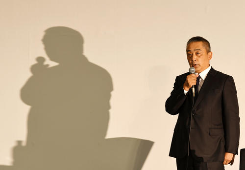 会見冒頭、騒動に関して謝罪する吉本興業の岡本昭彦社長（撮影・横山健太）