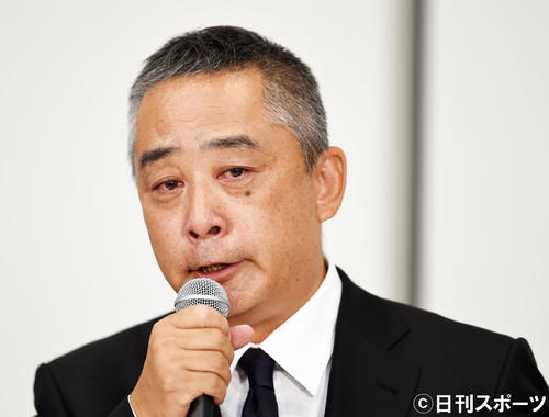 会見で涙を流す吉本興業の岡本昭彦社長（撮影・横山健太）